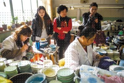 昨日，游客在觀看景泰藍(lán)制作。