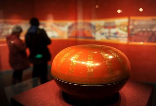 1月15日，清宮舊藏“燕喜同和”款礬紅地金彩雙“喜”字圓盒在首都博物館展出。新華社記者 羅曉光 攝