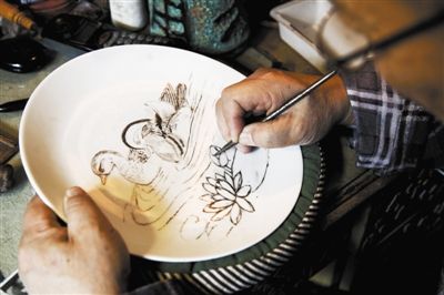 用鉆石刀刻瓷就像用畫筆作畫一樣，“持刀如持筆”。